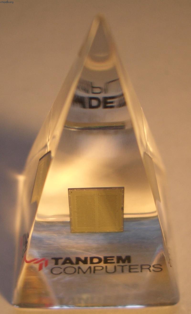 Tandem pyrimid paperweight